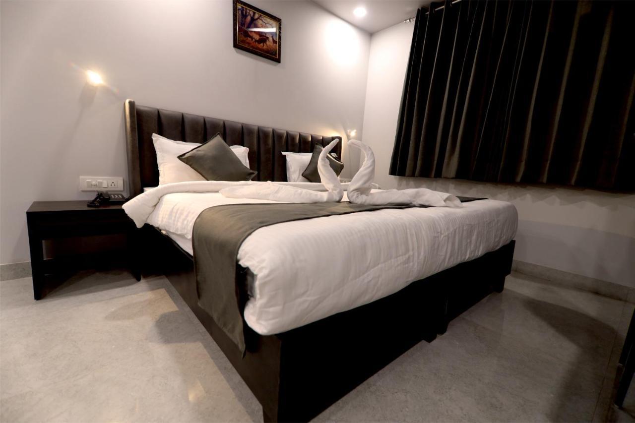 Nirpra Regency Hotel New Delhi Exterior photo